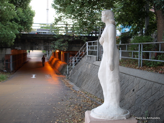 大野川緑陰道路　女性像